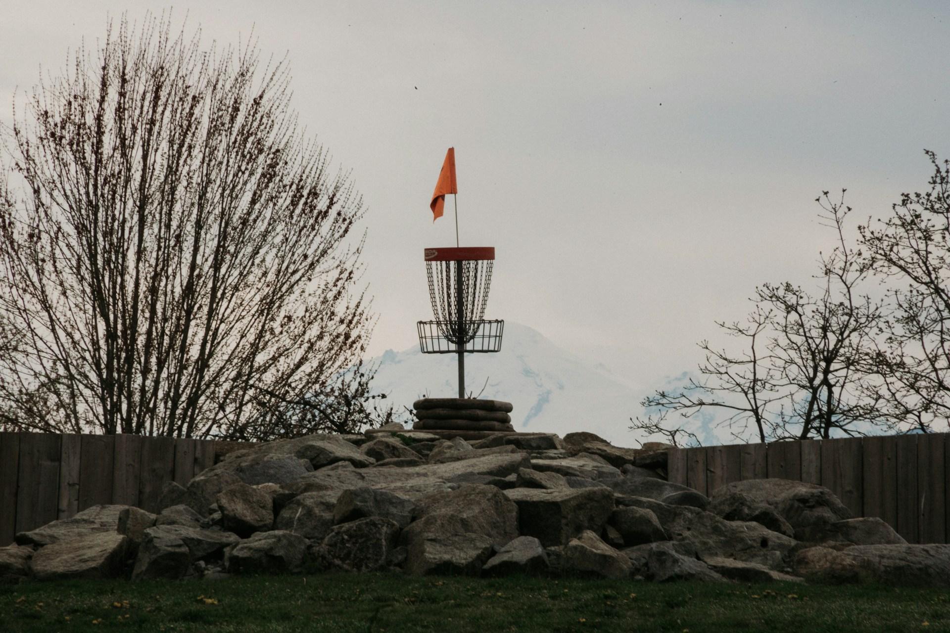 Discgolfkurv plassert på et steinete høydedrag